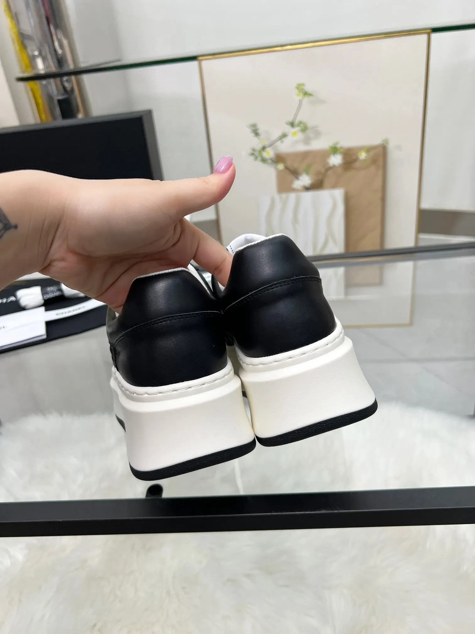 👟👟Ex-factory price 480👟👟 CHANEL 25C spring and summer new sports shoes official website is available at the same time ❤️ Counter out-of-stock kings. Major bloggers are recommending new styles on social days. This season’s new styles are simply eye-catching and look great on the feet. The casual casual sports style is refreshing and natural, interpreting Chanel’s fashionable femininity. The overall customization makes all sports models on the market at that time obsolete. This series is now available for sale! The upper is made of custom imported pebbled calf leather ➕ custom frosted calf leather. The lining is made of original one-to-one professionally customized mesh. Hardware accessories. Original full set of molds (not common in the market). Original custom molded TPU combination outsole. Height 4 cm. Women's size 35-39.